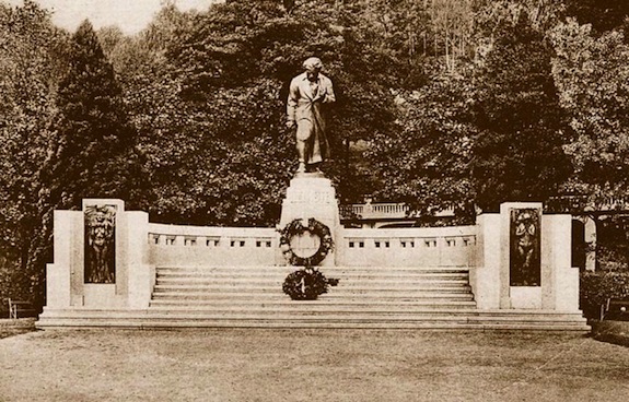 pomnik
                      pred rokem 1945